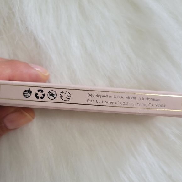 House of Lashes ICONIC MINI Lashes Smaller Version for Smaller Eyes! Beautiful - Picture 2 of 4